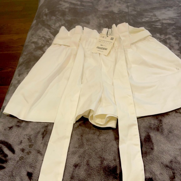 Zara Pants - Women white shorts with a belt size XS